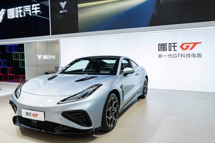 成都85哪吒汽车在智能汽车领域的表现，领途汽车在新能源汽车市场中的影响力